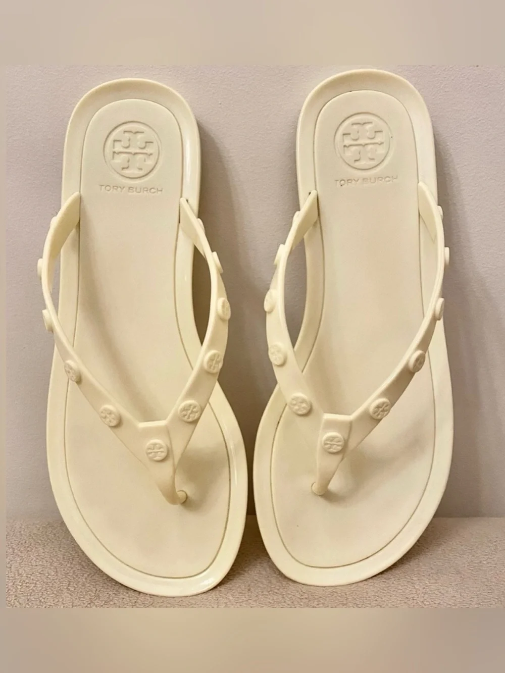 Tory Burch Cream Yellow SZ 6M Quiet Luxury Studded Logo Jelly Thong Flip Flops